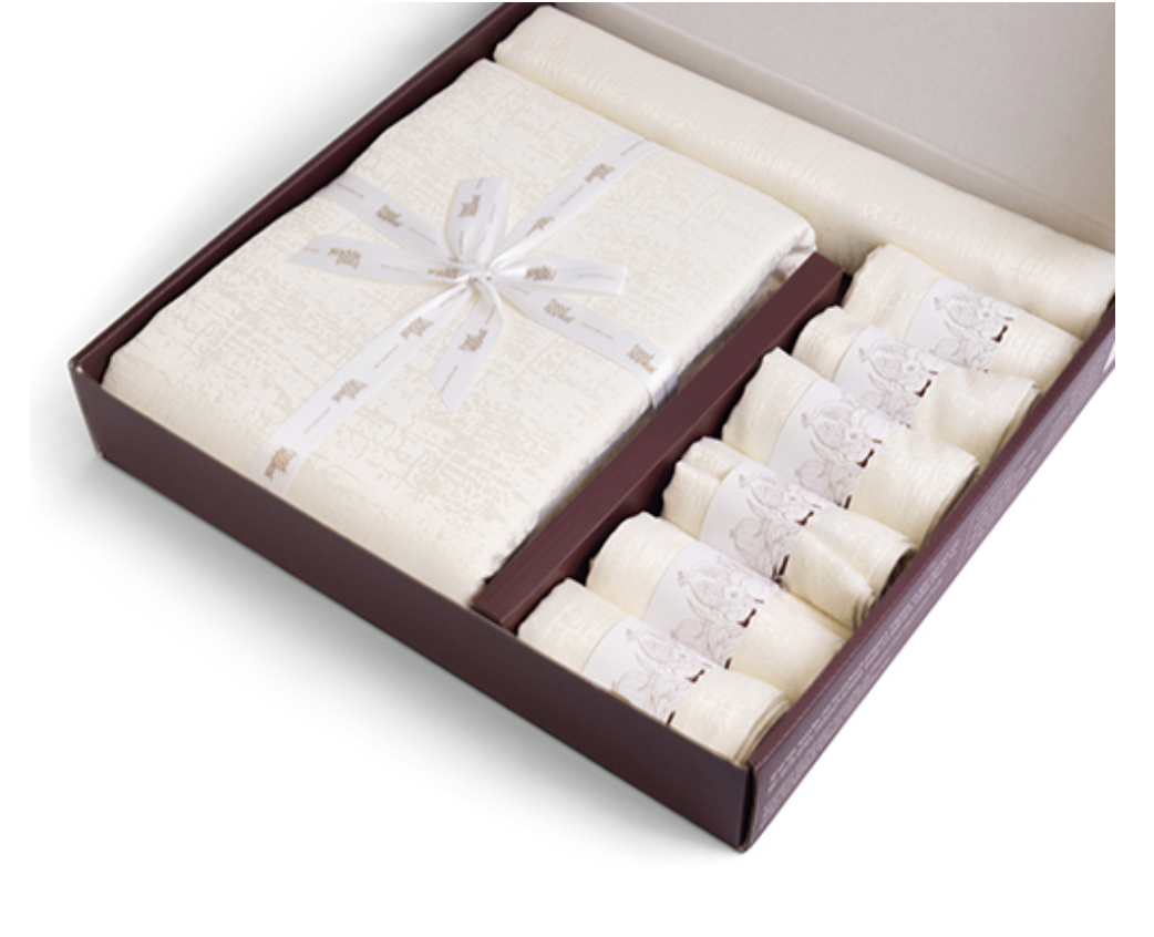 Set of Elegant Tablecloth with Runner and 6 Napkins - Off White